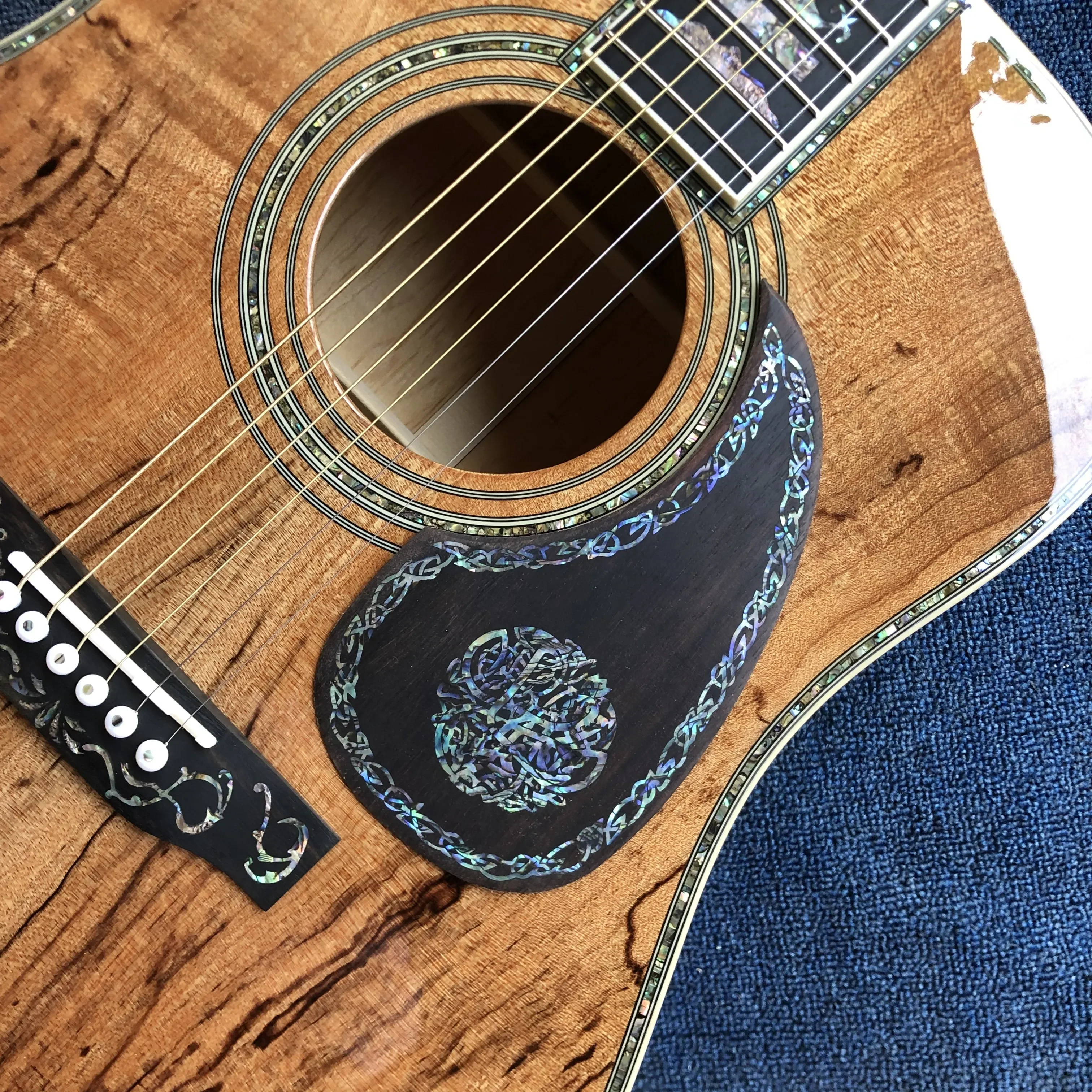 

Musical Instruments 41-inch luxury acoustic guitar. Geotext top, sides and back, ebony fretboard abalone shell binding