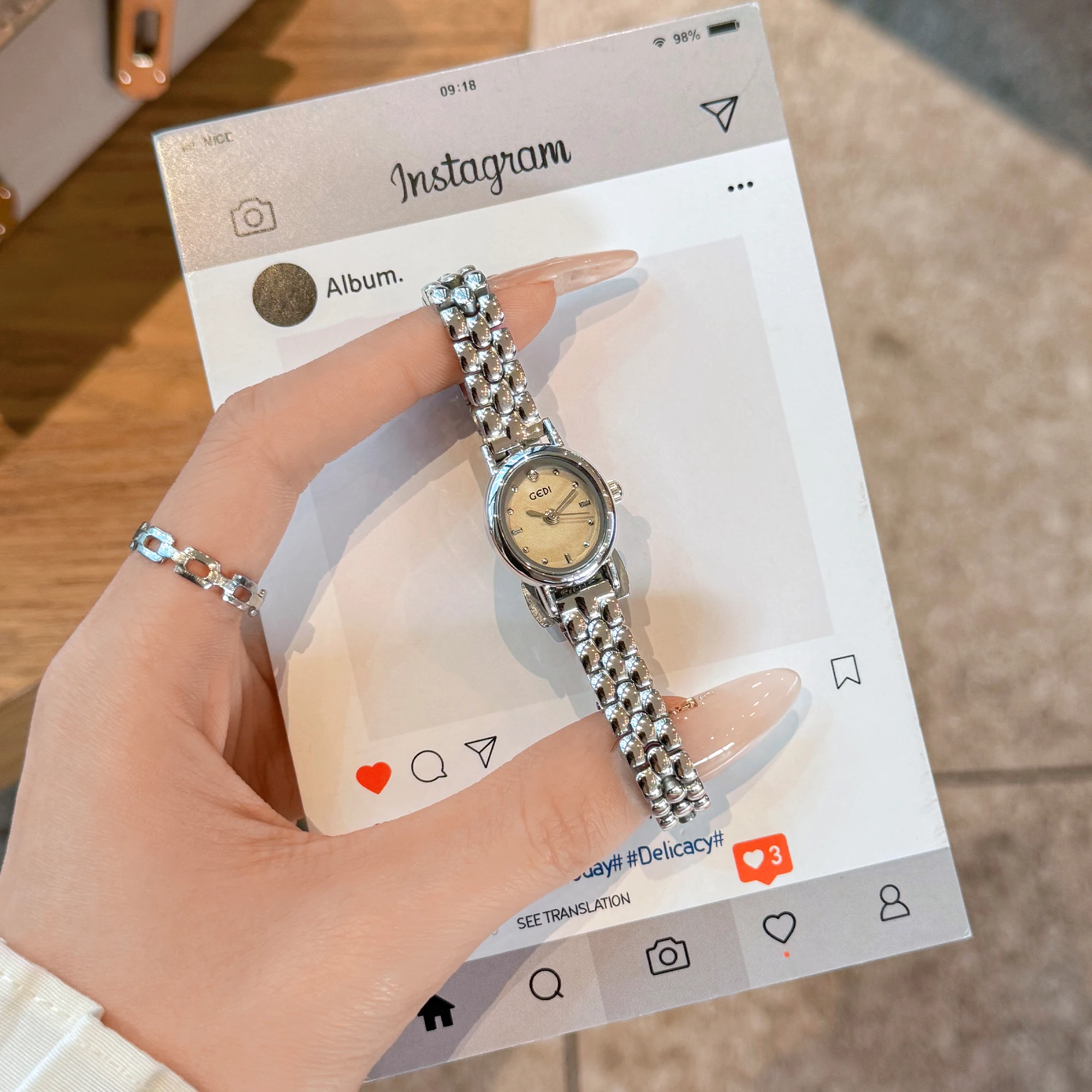 ساعة نسائية خفيفة فاخرة صغيرة رائعة للنساء ذات قيمة عالية 2025 ساعة كوارتز جديدة قرص صغير ساعة مختارة راقية