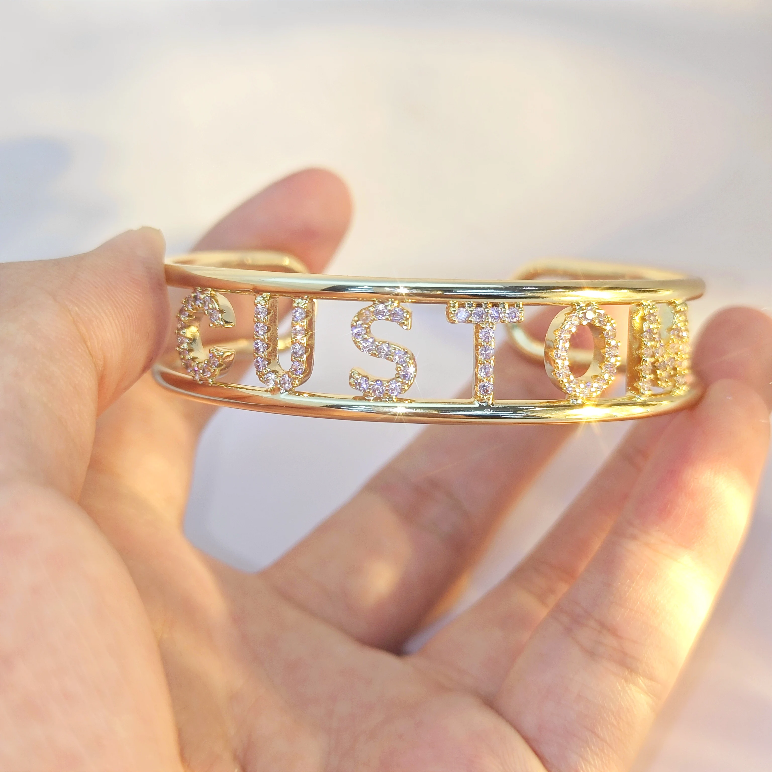 DOREMI شخصية قابل للتعديل النساء هدايا مجوهرات 9 مللي متر رسالة ملونة الزركون الكفة الإسورة مخصص الأولي اسم قدس الإسورة #1