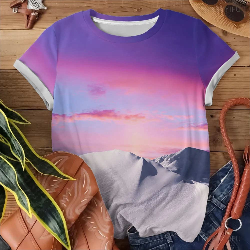 Camiseta de mujer con estampado de montaña y cielo degradado morado y rosa, inspirada en el arte y la naturaleza, informal, de verano, de manga corta