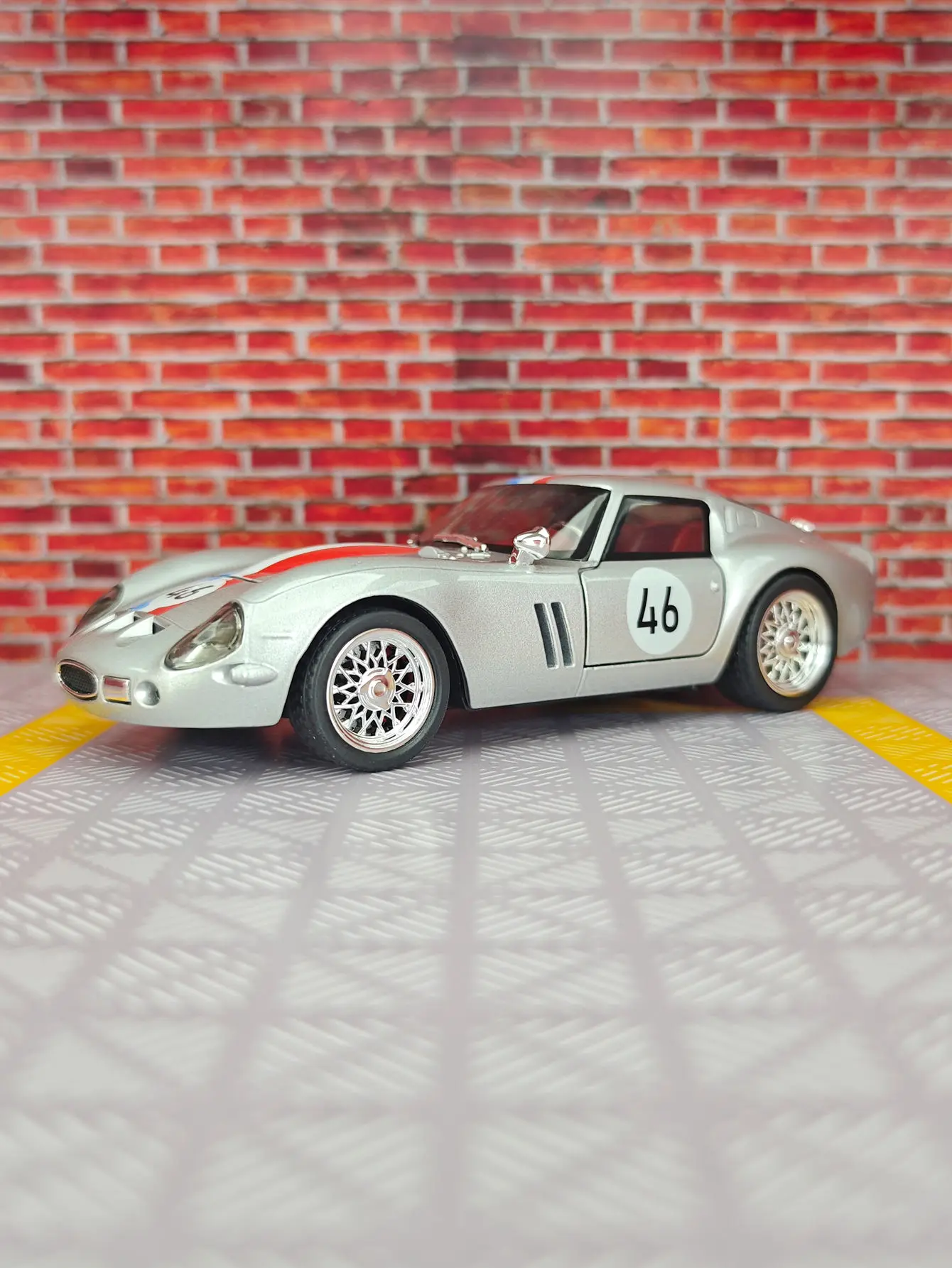 

1:32 250 GTO car model simulation alloy sports car boy toy car collection ornaments gifts fine workmanship, and good quality