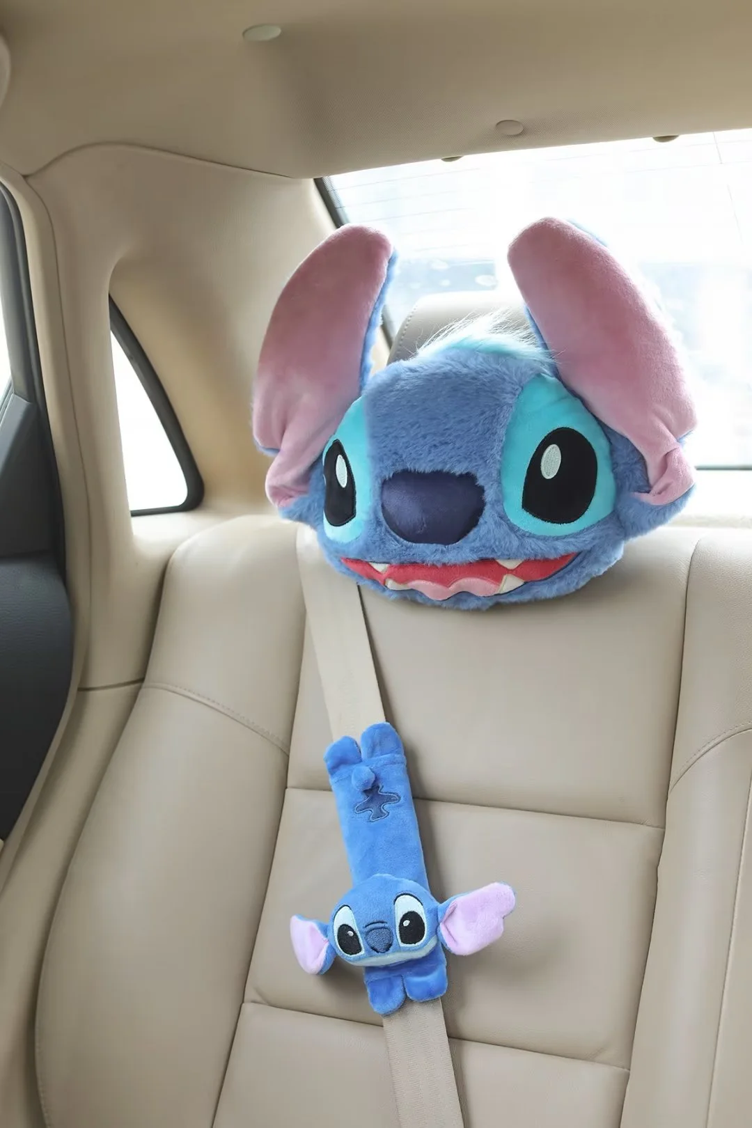หมอนรองคอในรถยนต์ Disney Stitch, พนักพิงศีรษะในรถยนต์ตุ๊กตาผ้ากํามะหยี่สร้างสรรค์, ตัวป้องกันเข็มขัดนิรภัยสากล Four Seasons พร้อมกระเป๋าเป้สะพายหลัง