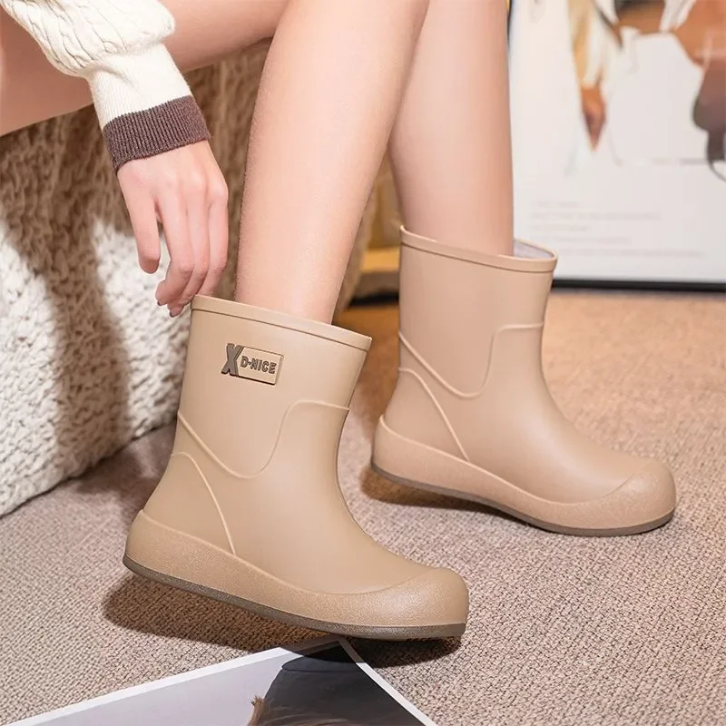 Novas botas de chuva femininas moda mid-tube fixo veludo quente botas de chuva ao ar livre antiderrapante e resistente ao desgaste sapatos de borracha de deslocamento