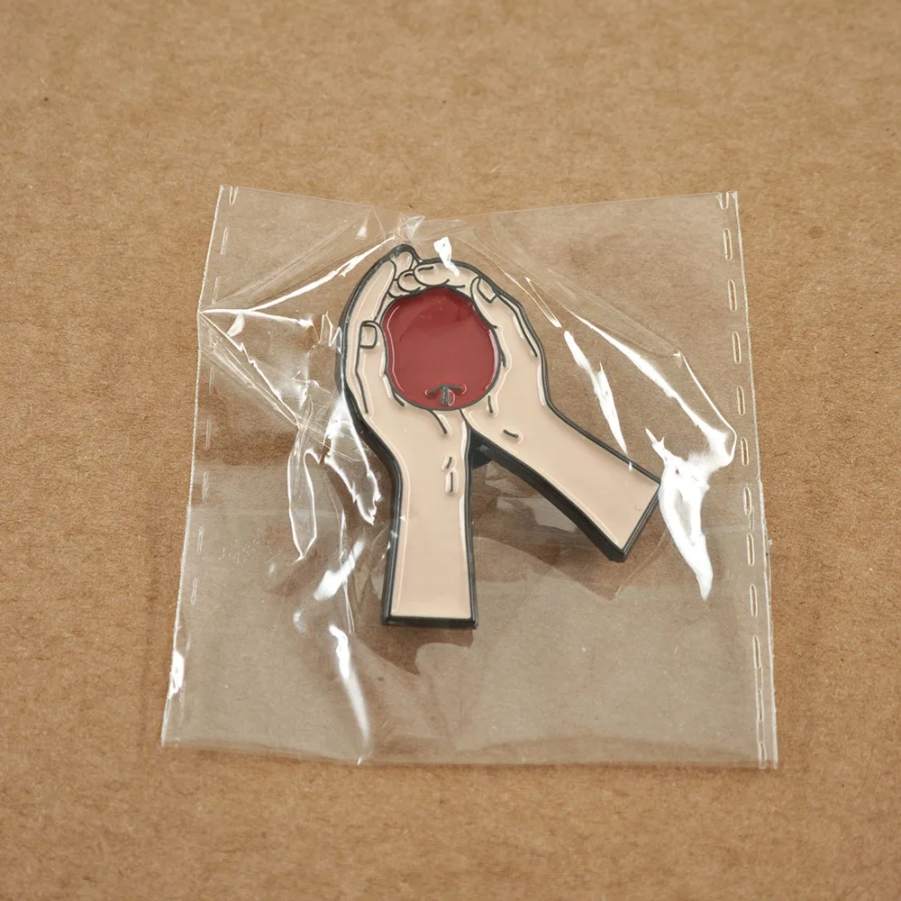 Die Twilight-Saga Emaille-Pin Hände, die einen roten Apfel halten, Buchumschlag-Broschen, Kolektion für Filmfans, Anstecknadeln, Schmuckgeschenk für Schüler – Detail 9