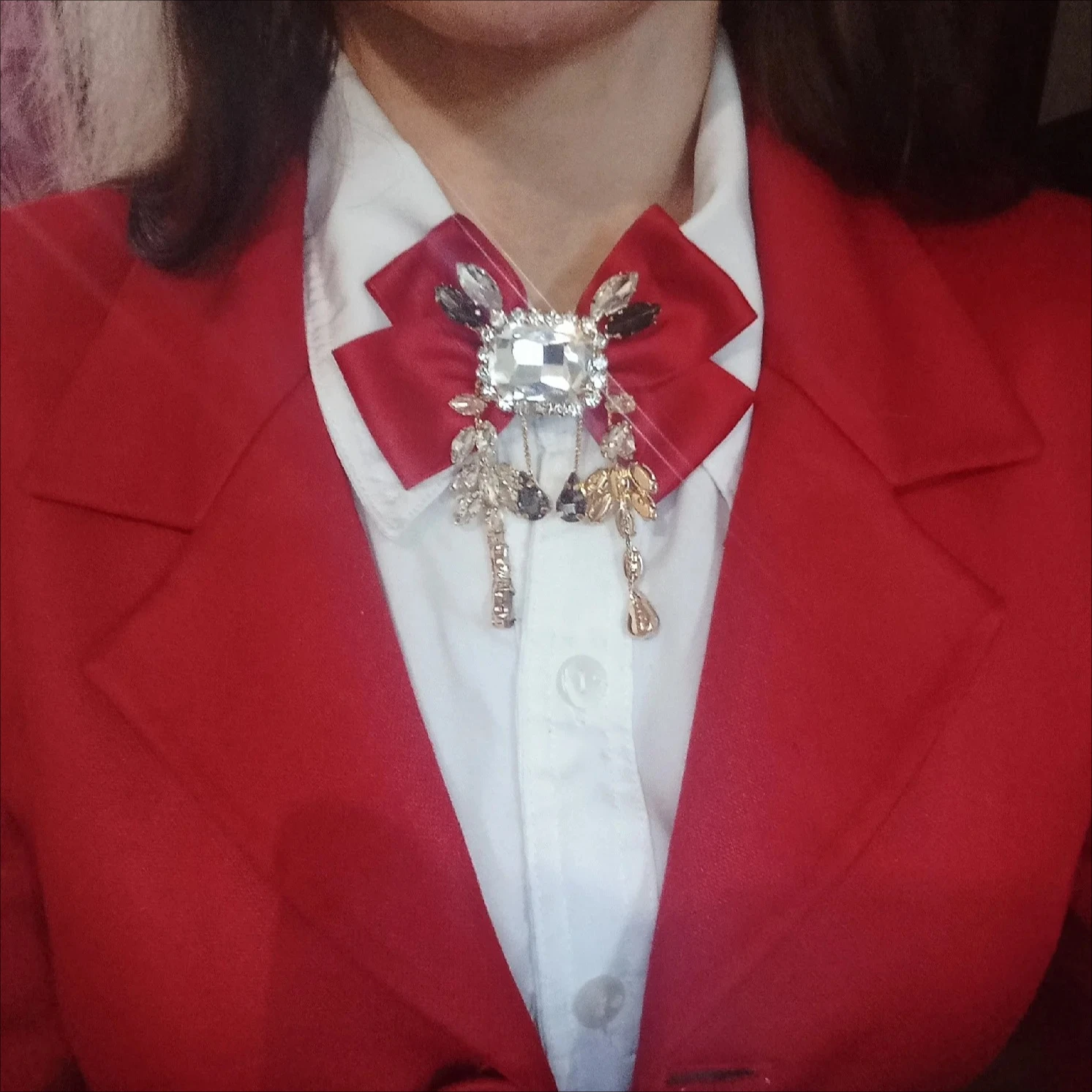 بروش على الطراز البريطاني العتيق للنساء - دبوس طوق على شكل ربطة عنق من حجر الراين والشرابة - مجوهرات قميص على شكل زهرة من القماش الأنيق #1