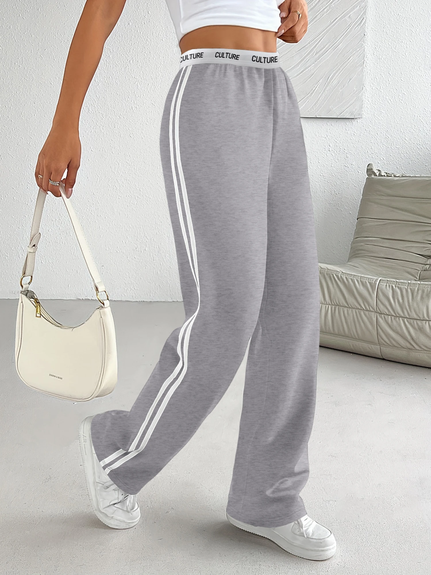 Seitlich gestreifte Jogginghose mit weitem Bein – Freizeithose mit „CULTURE“-Aufdruck am Bund für Damen – Detail 5