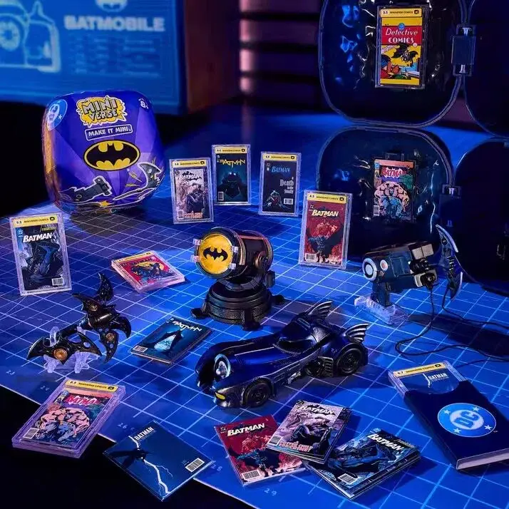 Caja Sorpresa de Mini Figuras MGA Miniverse X Batman con Armas en Miniatura, Tarjetas de la Señal del Murciélago, Colección para Fans, Adornos y Regalos