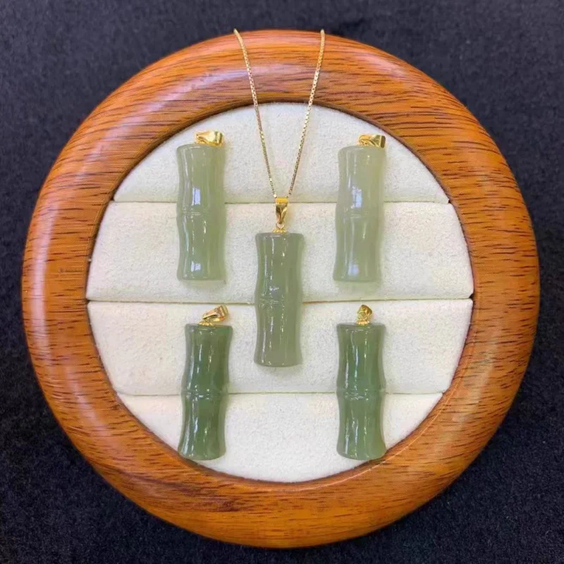 

Xinjiang Hotan jade pendant made of Qinghai material, with a warm smooth texture, symbolizing continuous growth and prosperi