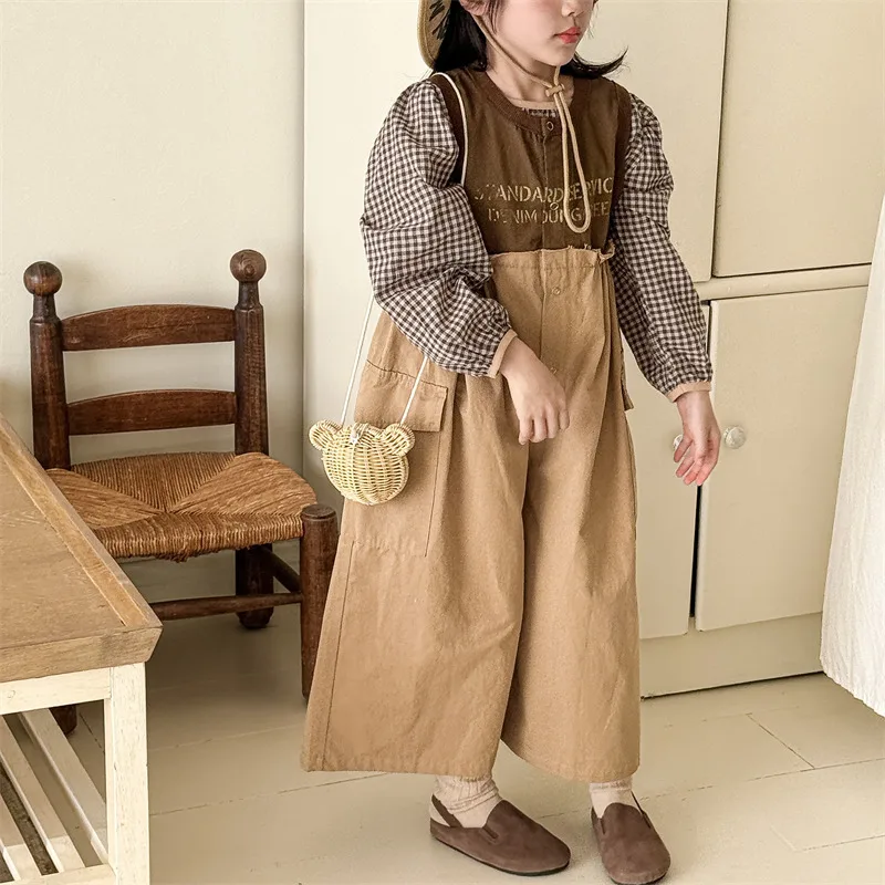 

Брюки для девочек 2026: Новинка весенней коллекции в корейском стиле, с цветными блоками, надписями, широкими штанинами, на бретелях, укороченные, повседневные, модные, на каждый день