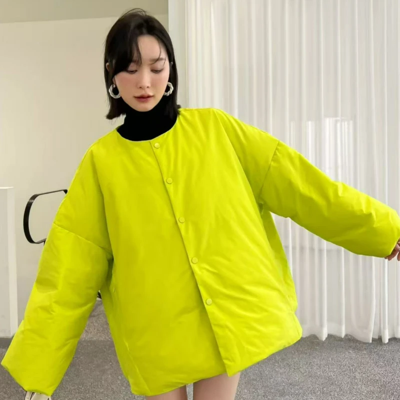 

Модные бестселлеры с миниатюрным высококачественным дизайном, повседневная короткая тонкая флуоресцентная зеленая хлопковая верхняя одежда 2026, осень/зима