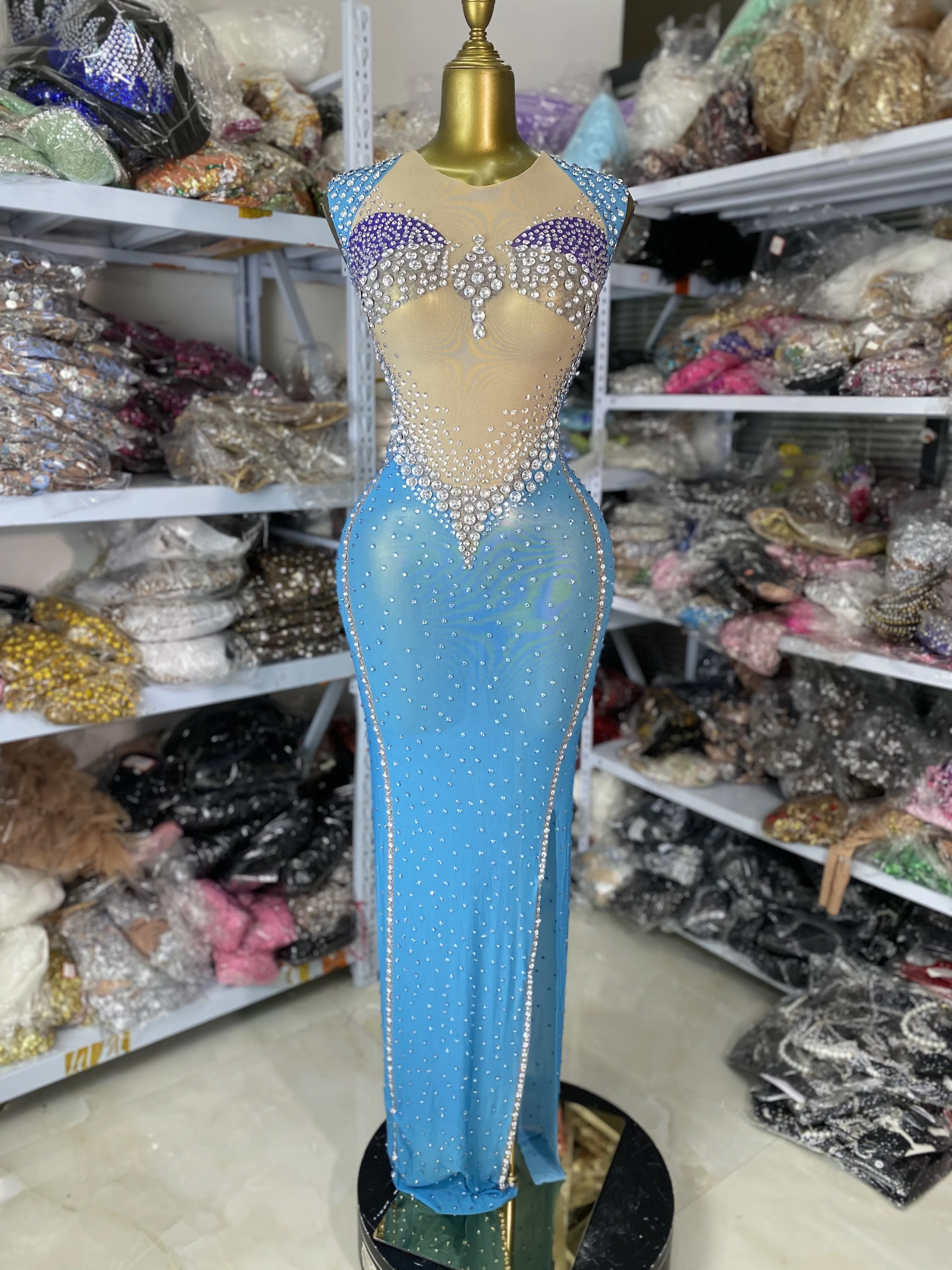 女性の高級ブルーシースルーラインストーンメッシュドレスセクシーな誕生日滑走路セレブイブニングパーティーウエディングドレス歌手のステージ衣装