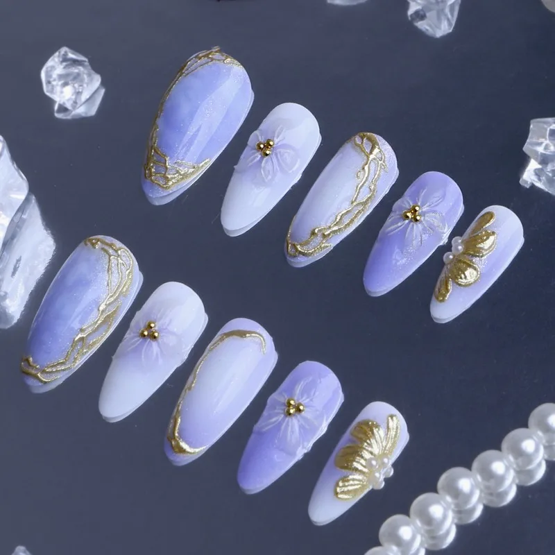 24PCS süße coole lila Farbverlauf Französisch Stick auf falschen Nägel 3D geschnitzte Blumen Luxus goldenes Muster Mandel gefälschte Nägel für Frauen