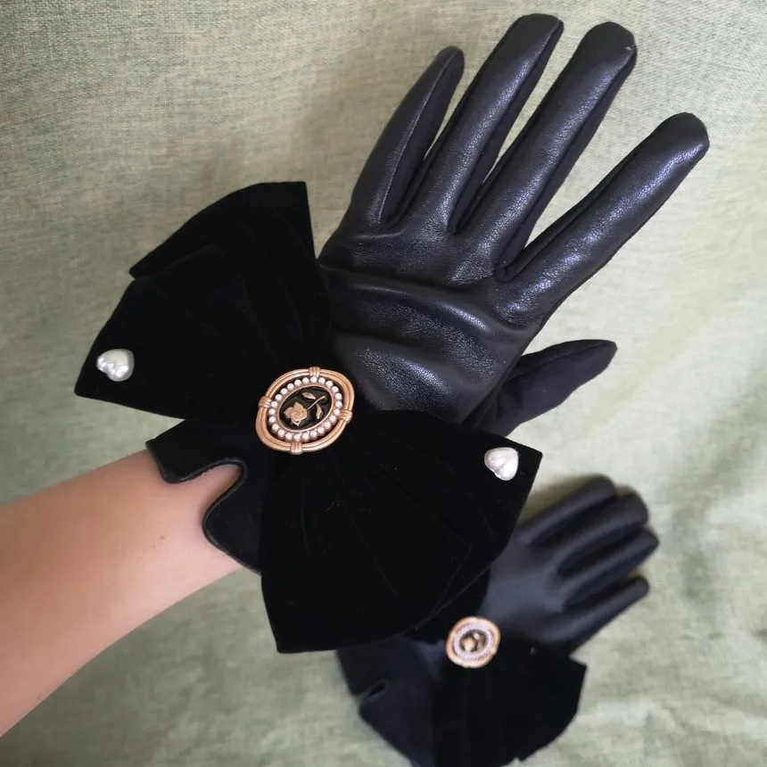 retro-elegant-black-pu-leather-gloves-for-women-gothic-large-velvet-bow-pearl-badge-warm-touchable-five-finger-gloves-for-party