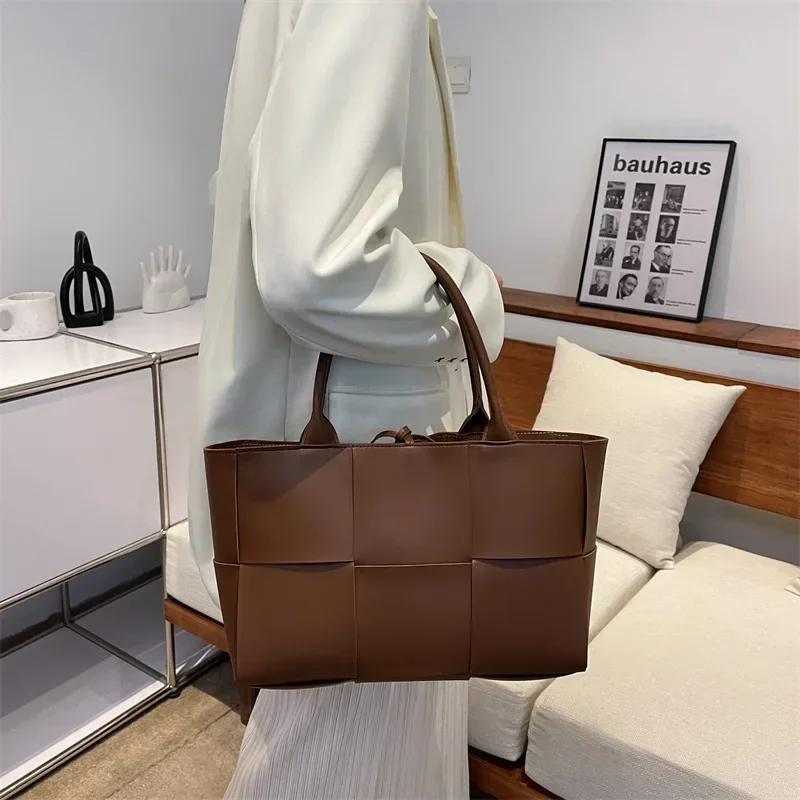 2024 Trend Fashion Large Capacity Woven Handbags and Purses Leather Shopper Tote Bag Luxury Designer Beach Bag for Women