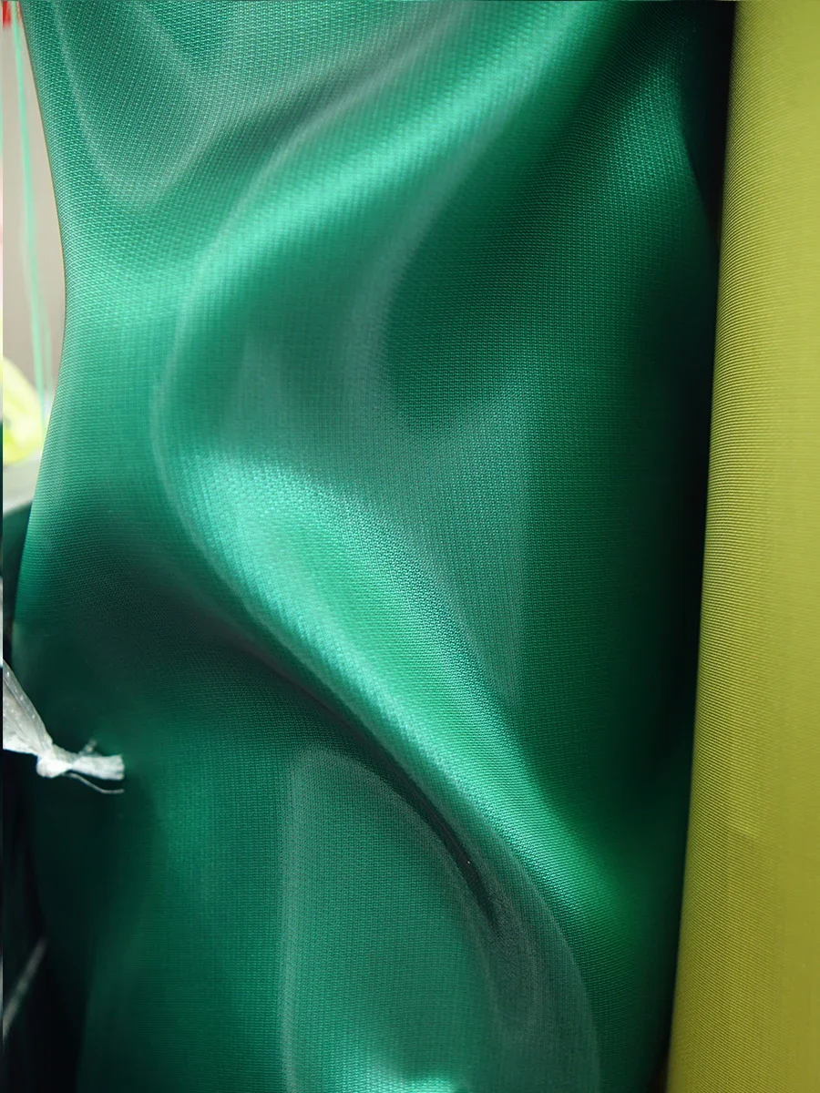 قماش ساتان ناعم عالي اللمعان مع ثنية ممتازة ومتانة قوية لأزياء الزفاف المنزلية والمنسوجات المسرحية