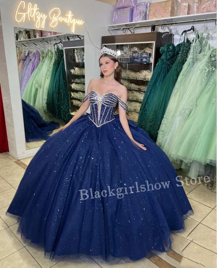 Marineblaue Prinzessin-Ballkleider, Quinceanera-Kleider 2022, funkelnd, eine Schulter, Perlenapplikation, eingelegte Pailletten, Mexiko-Abschlussball, individuell