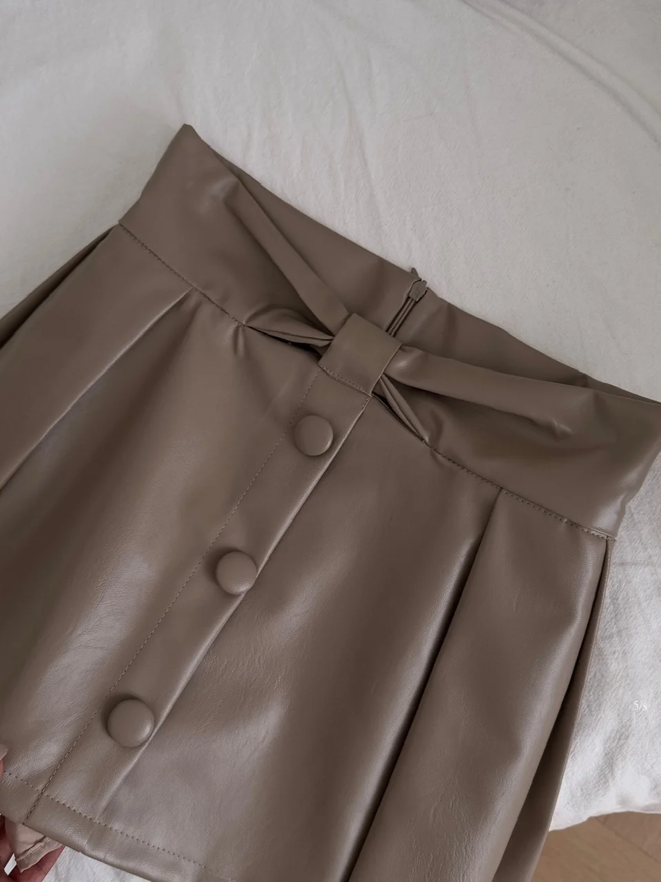 ارتفاع الخصر بولي Leather تنورة جلدية المرأة تصميم الإحساس زر واحد سليم ألف خط تنورة ربيع الخريف موسم Faion الاتجاه #2