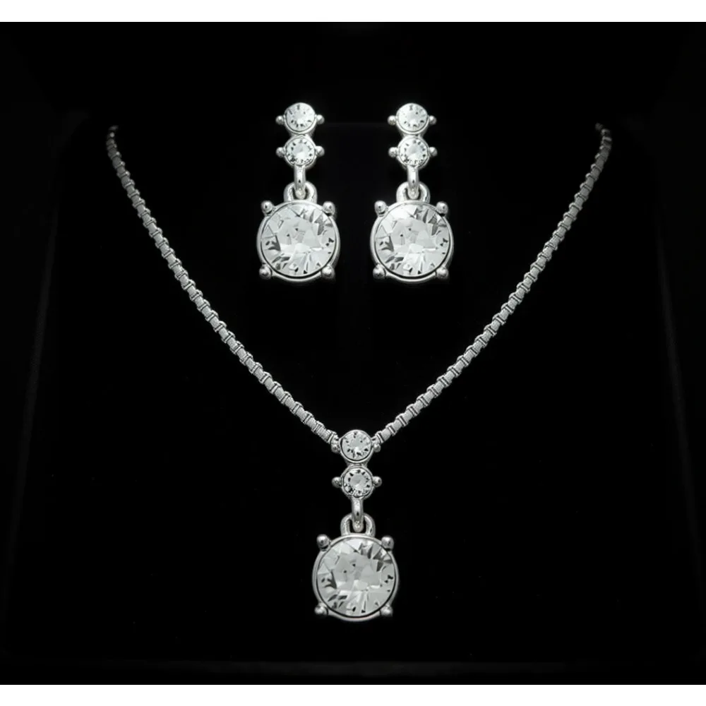 

Женский комплект украшений: колье и серьги с кристаллами, серебристый оттенок