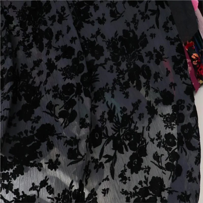 Abito da notte cheongsam in tessuto broccato di velluto intrecciato con motivo rosa velato e fantasia di fiamma