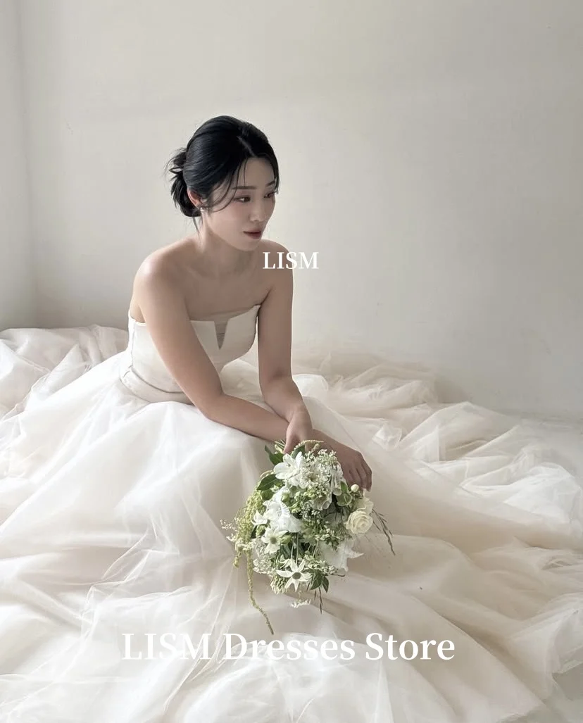 LISM بدون حمالات على شكل حرف a فساتين زفاف كورية بسيطة من التل الناعم فساتين زفاف طويلة تبادل لاطلاق النار تخصيص الكورسيهات الخلفية لحفلات الزفاف