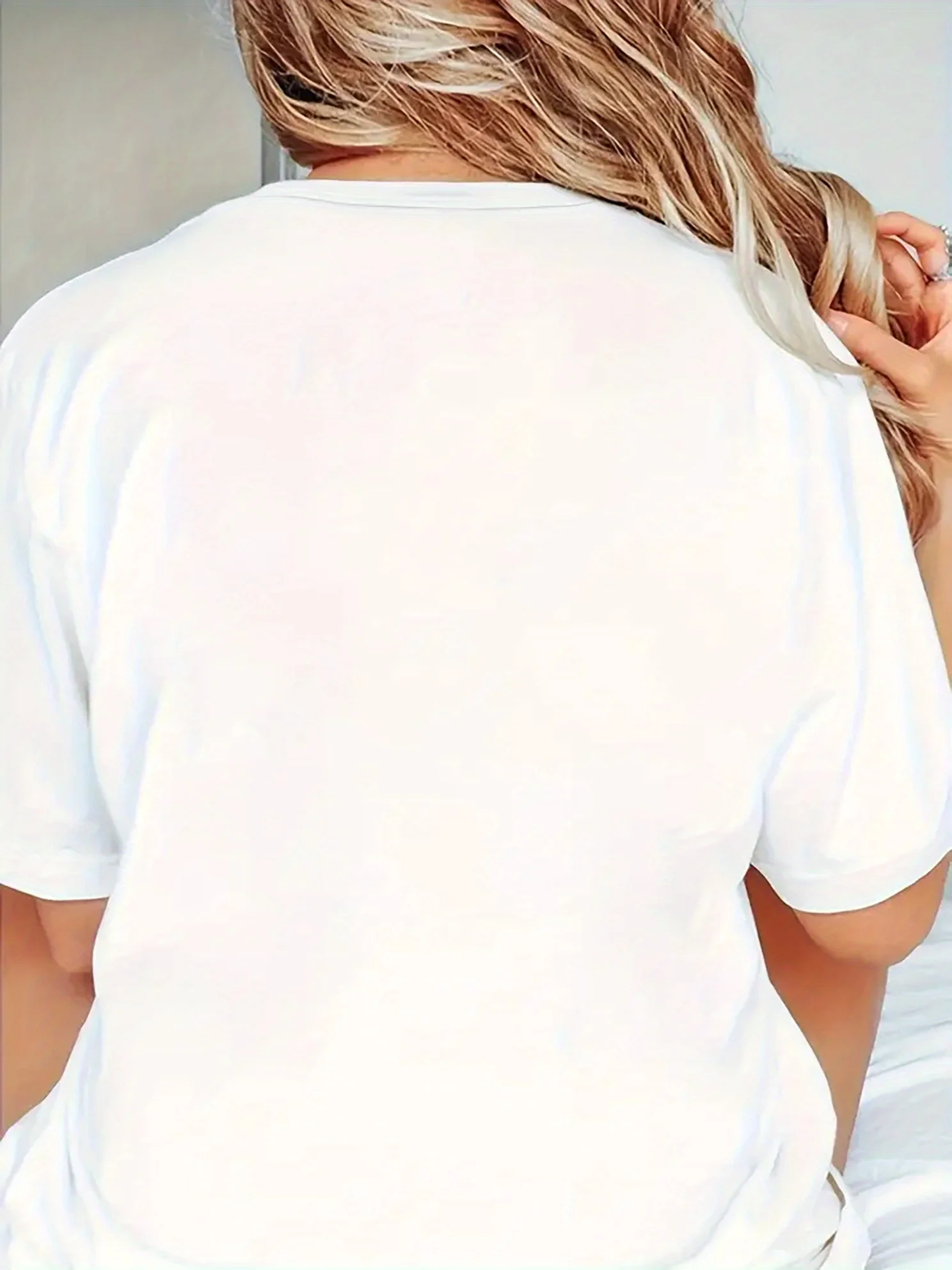 Casual T-shirt met korte mouwen voor dames - Grafische print "Chillin' Like a Villain" met gekroonde skeletten Heksenhoedontwerp