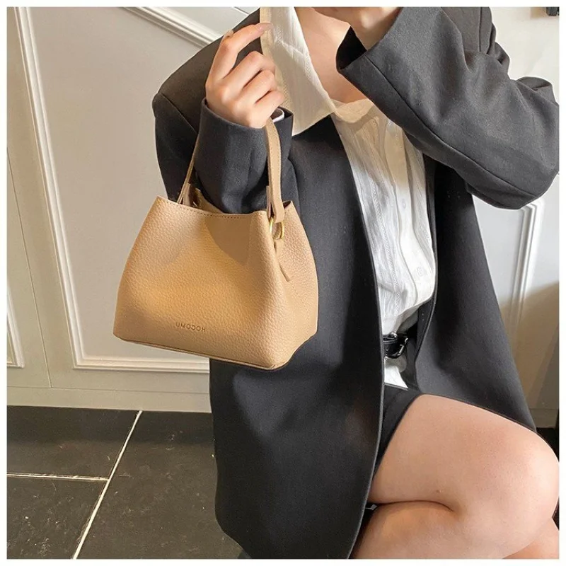 

Высокомодная женская сумка с архитектурным угловым дизайном из жесткой кожи для авангардного образа