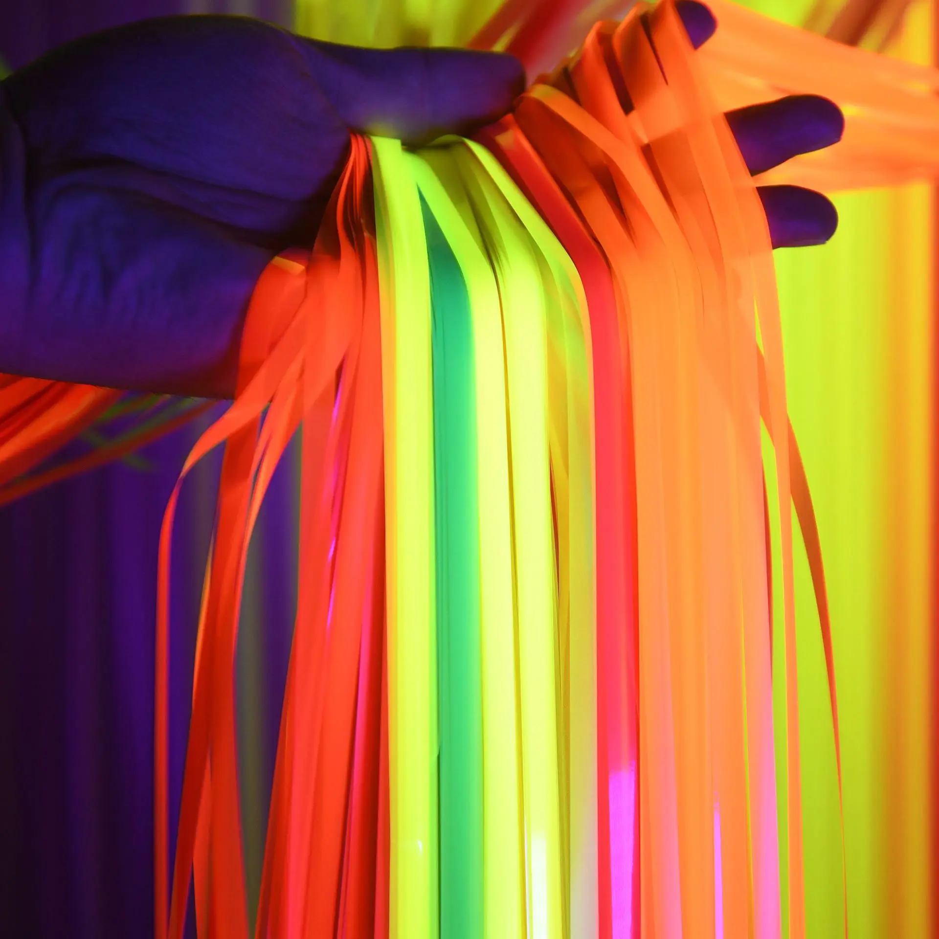 Im Dunkeln Leuchtender Folien-Fransenvorhang Regenbogen Schwarzlicht-Reaktiv Fluoreszierender Lametta-Hintergrund für Geburtstag Hochzeit Party Dekoration – Detail 4