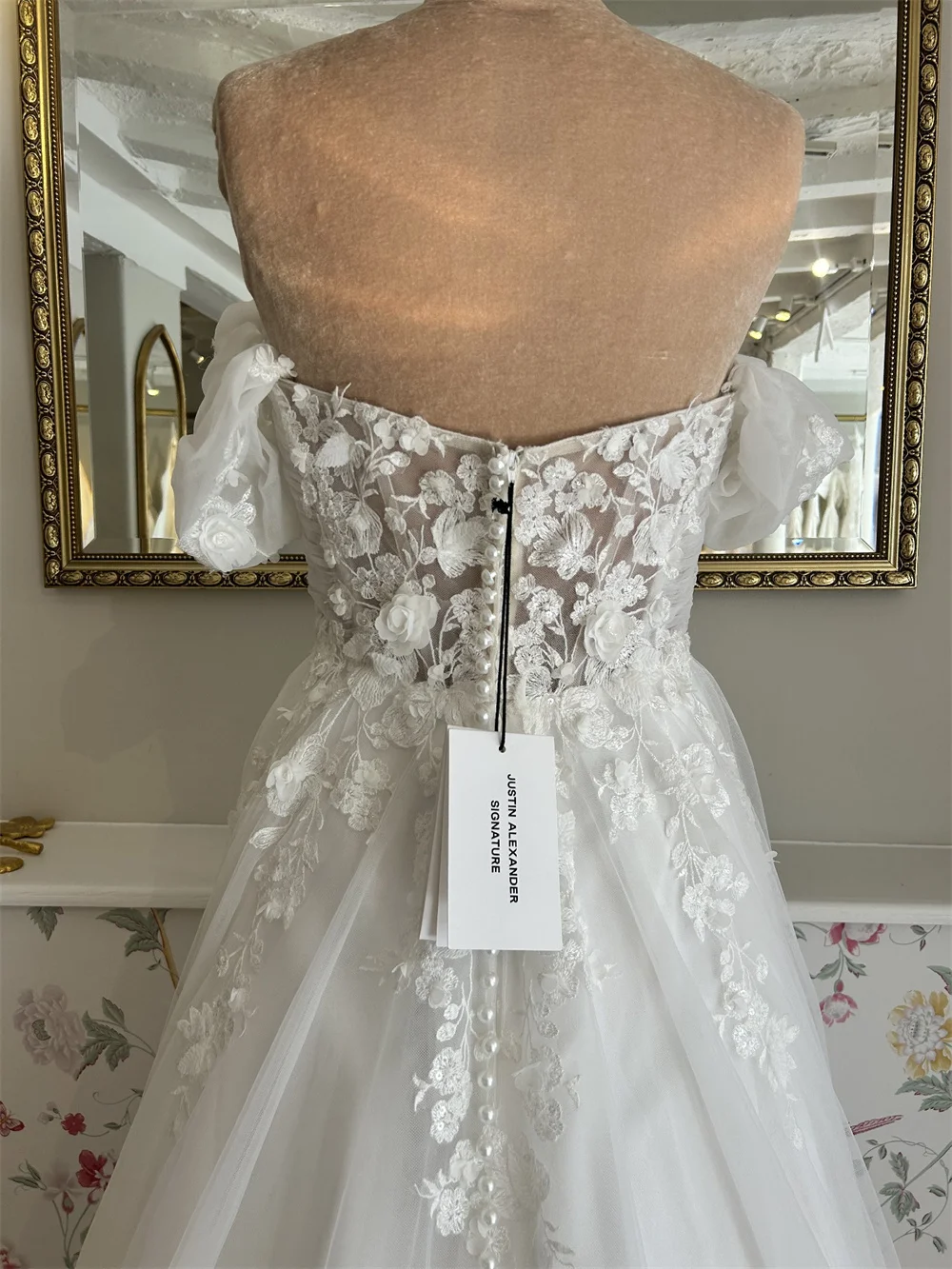 Tokyo Customized White Off Shoulder Wedding Dresses Short Sleeves A-Line Back Zip Bridal Gown Tulle Court Train Wedding Gown