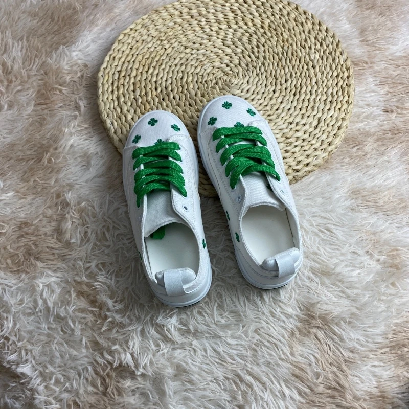 Soft soled embroidered canvas shoes with a sense of stepping on poop, breathable and non tiring, low top board shoes for both me