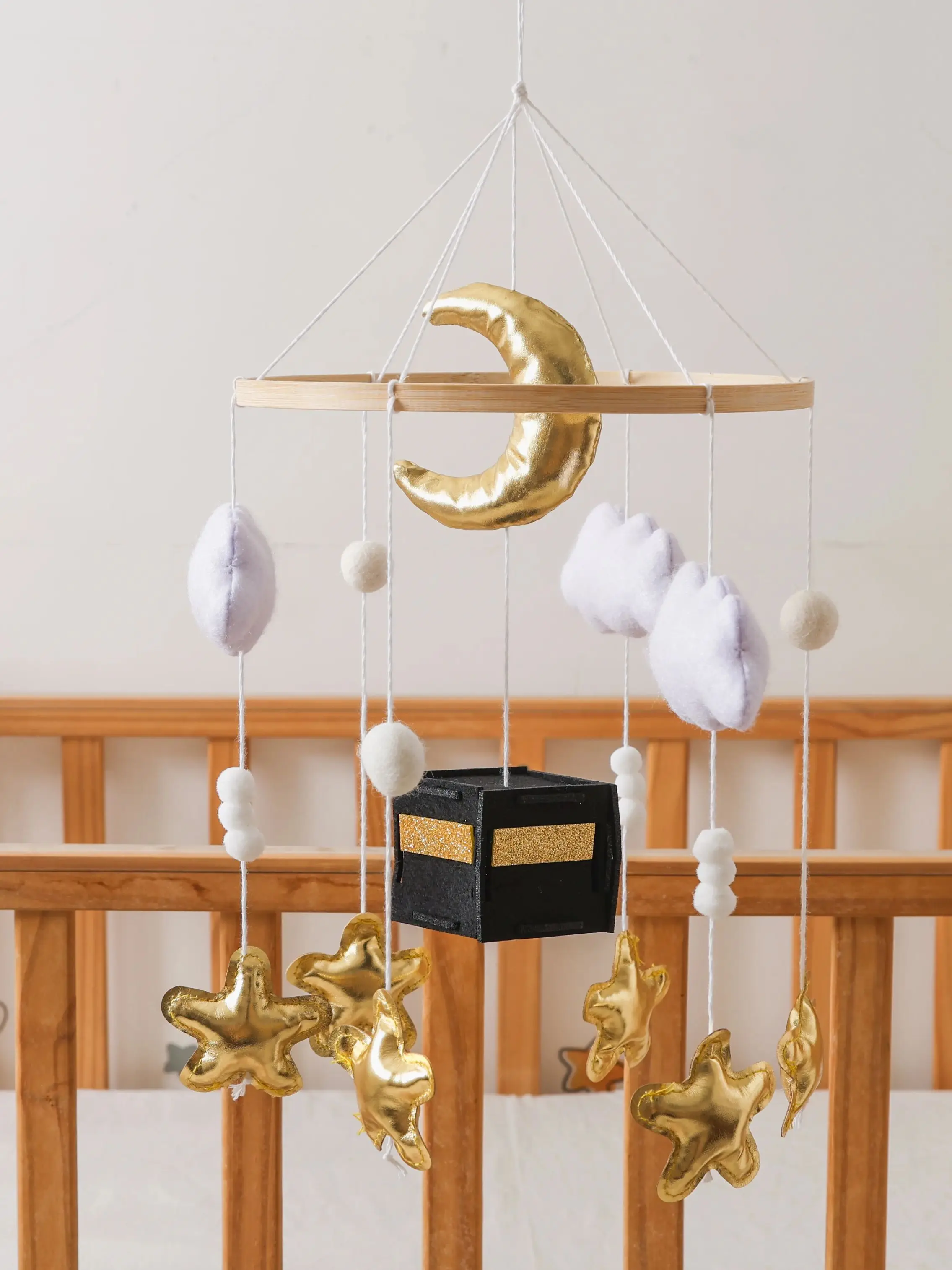 

Youngsters's Bed Mobile Decoration Toy, Youngsters's Soothing Toy, Nursery Decorative Bed Bell, Black Box Needs Self-Assembly