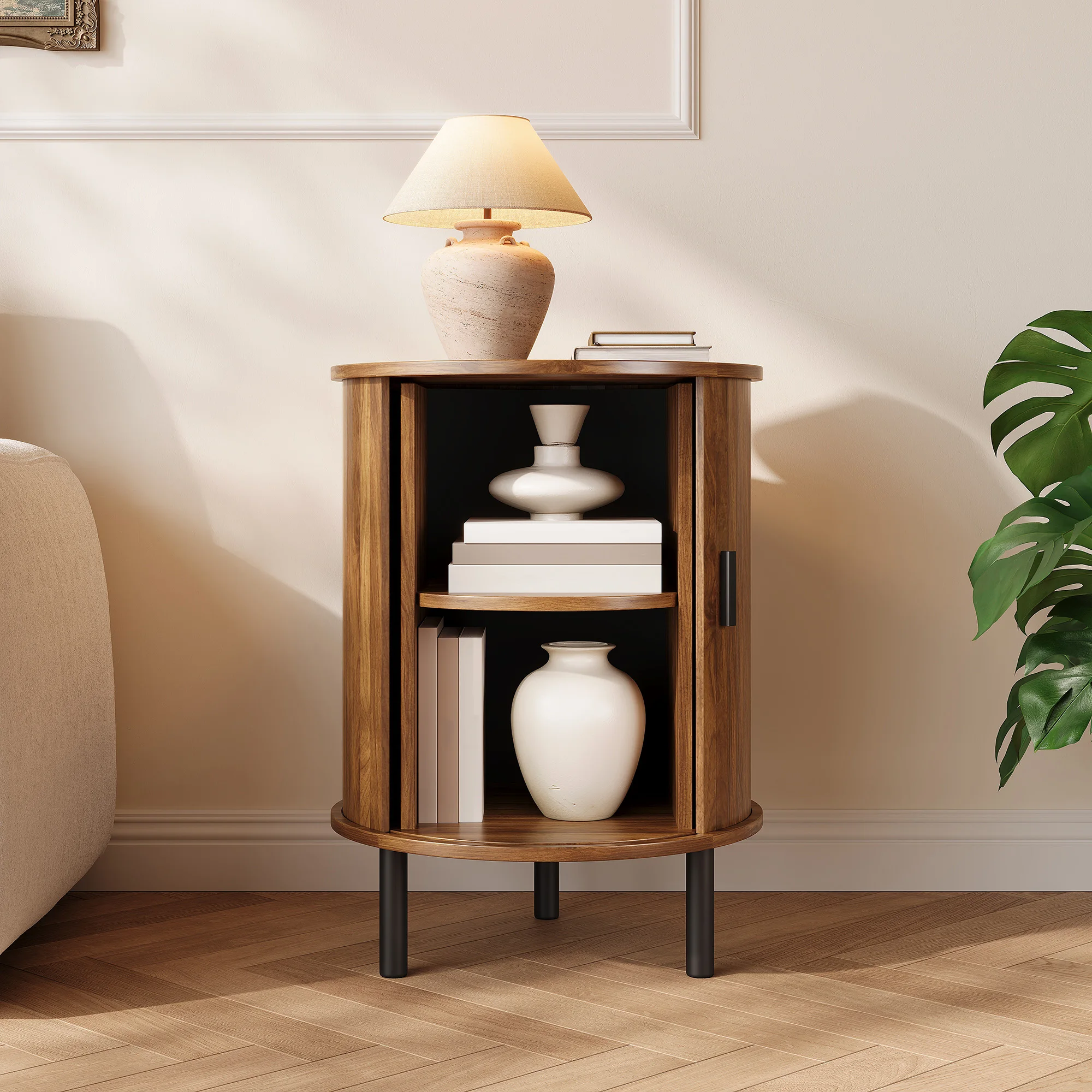 Buffet Rond avec Porte Coulissante, Design Courbé, Texture Cannelée Verticale, Poignée Noire, Pieds en Métal Noir, 1 Étagère, 2 Niveaux de Rangement, Meuble d'Appoint Compact pour Salon, Chambre, Table d'Appoint de Canapé, Bois PB & MDF, Surface Facile à Nettoyer