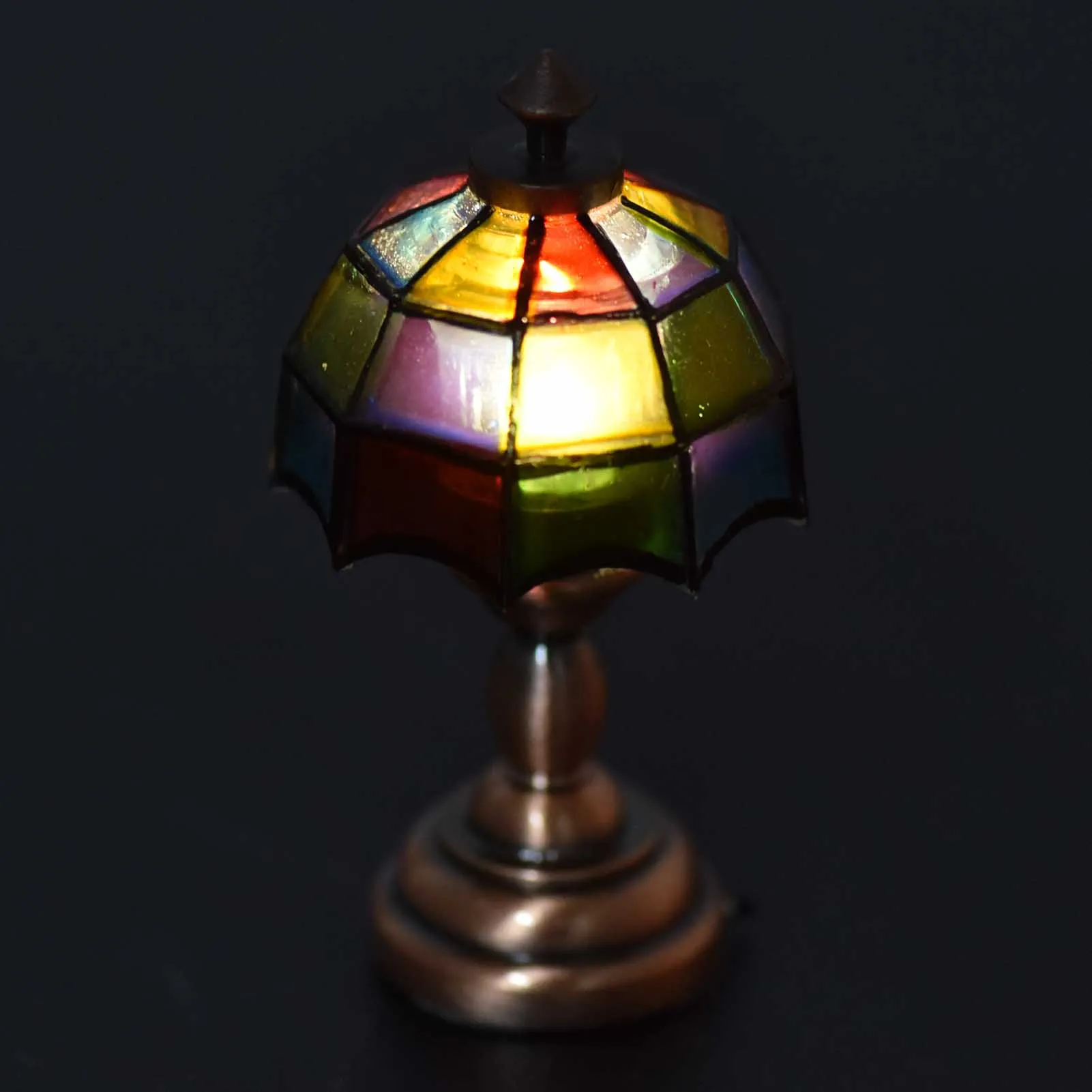 ZK40 1:12 Dollhouse Wireless LED Desk Lamp Miniature Table Lamp with Colorful Lampshade