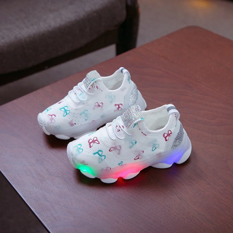 Frühling Herbst Mode leuchtende Kinder LED-Turnschuhe für Mädchen Kleinkind lässig Diamant Prinzessin Schmetterling Turnschuhe