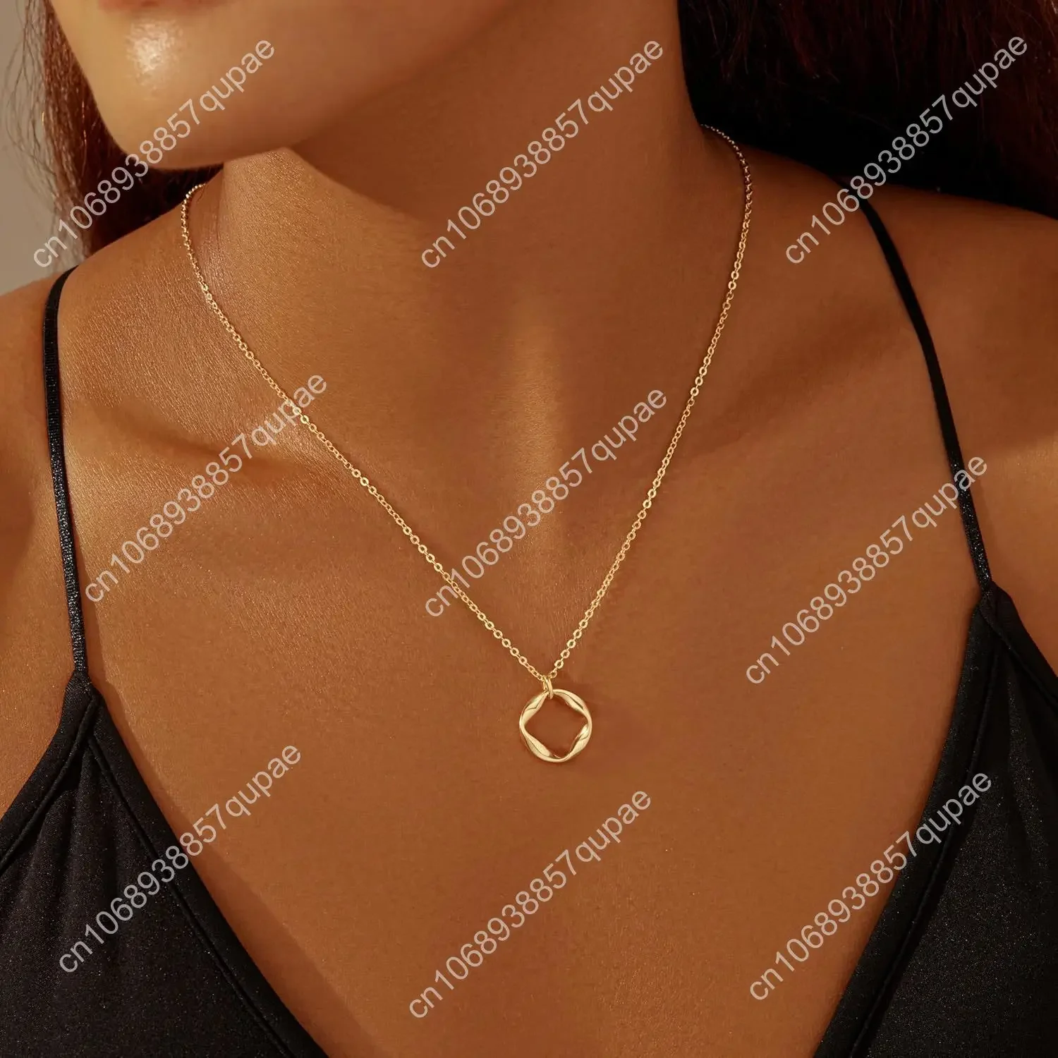 Collane in oro a strati Collana girocollo con pendente a catena con graffetta circolare alla moda placcata in oro 14 carati delicata impilabile da donna