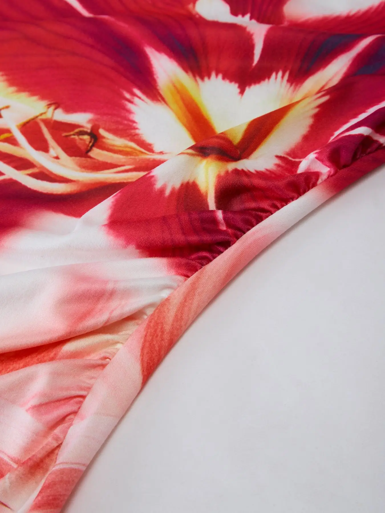 Damen-Strandkleid mit grafischem Blumenmuster, sexy ärmelloses Kleid mit Batikmuster, Damen-Sommerkleid für den Urlaub, figurbetonte Kleidung – Detail 13
