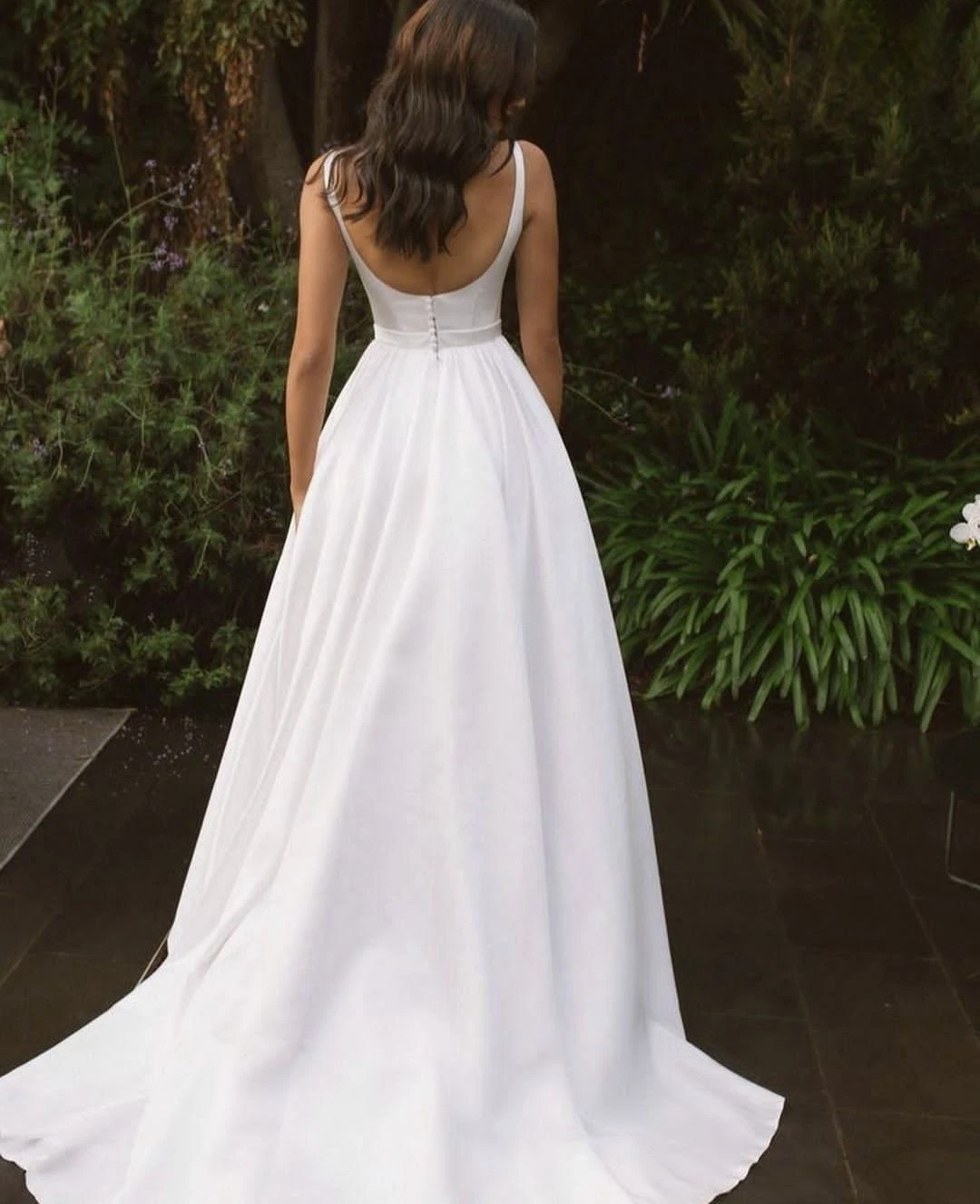 Robe de mariée élégante à bretelles spaghetti A-ligne, longueur au sol, dos nu, train de balayage, personnaliser pour mesurer les patients, quel que soit le satin ivoire