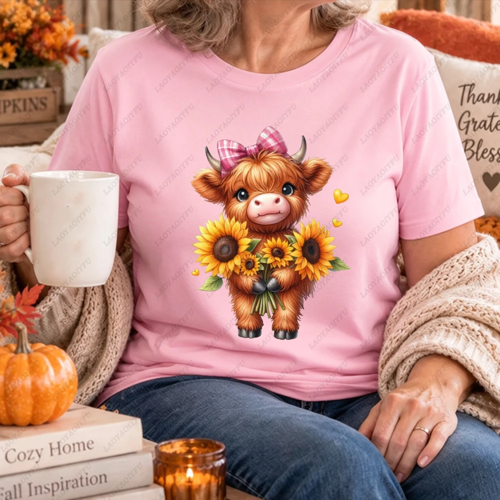 Highland Cow Pink Bow Sunflowers Hearts Graphic Women Casual Short Sleeve T-Shirt Vintage Cute Autumn Farm Animal Cozy Fall Tee
