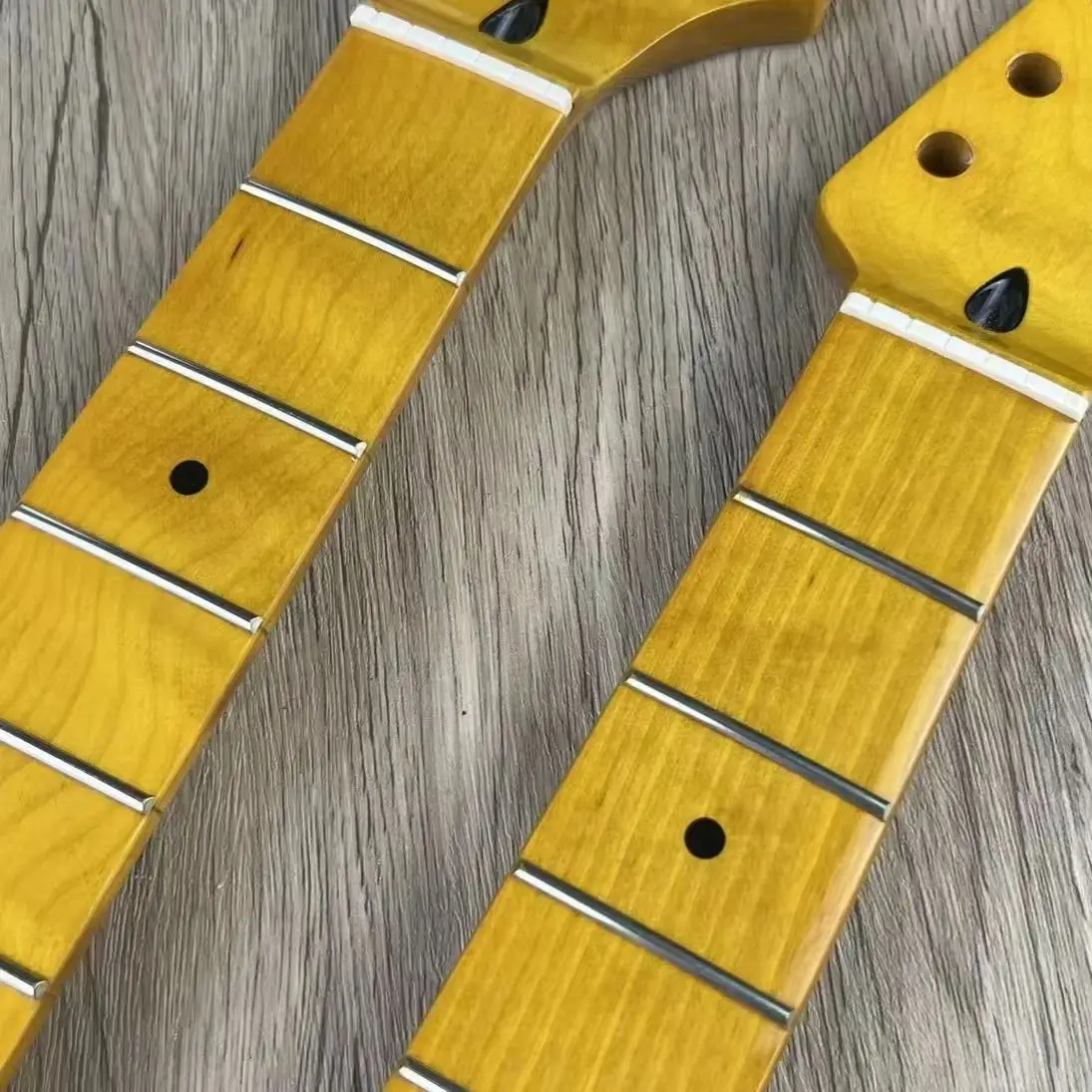 Light Yellow ST Guitar Neck Glossy Maple Fingerboard 22F 9.5 Inch with Glossy Paint Finish for Custom Guitar Parts