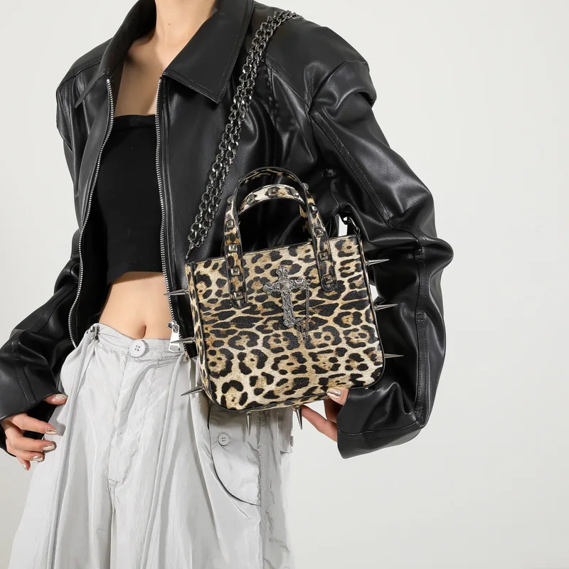 

Winter Trend Personalized Messenger Bag 2026 New Casual Commuter Shoulder Bag Designer Retro Leopard Print Fashion Bag Women