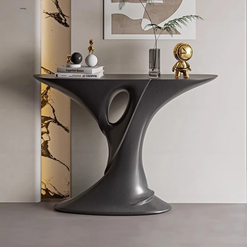 The entrance is against wall, the aisle is very narrow, the semicircular entrance table is creative and high-end