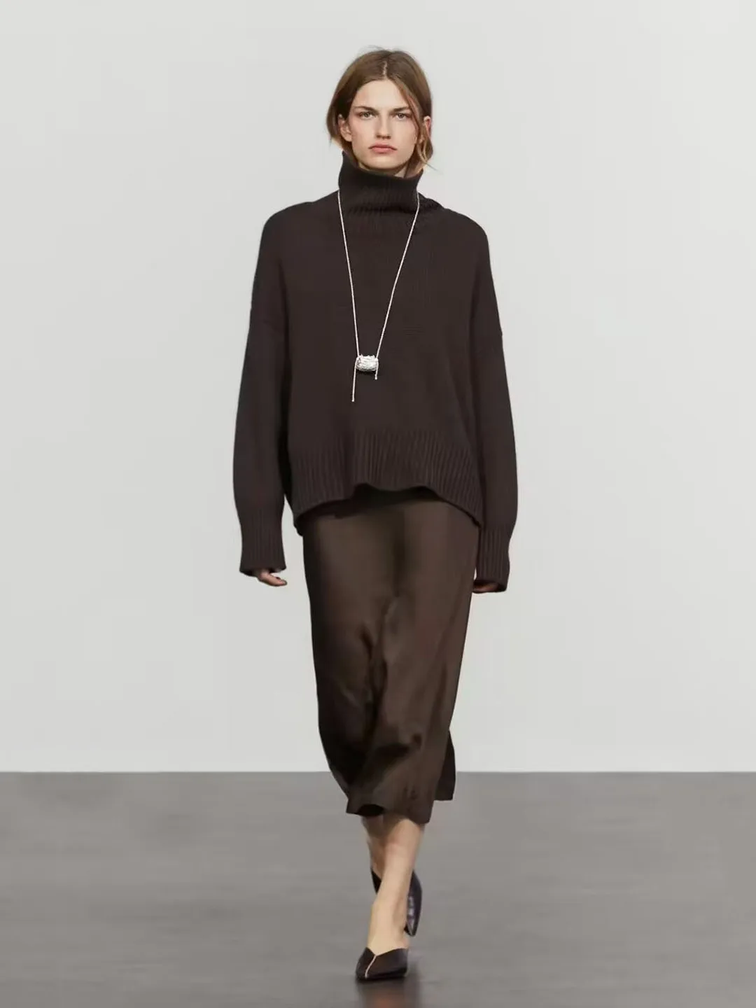 Elegant A-Line  Skirt in Light Kaki Color New Arrival Autumn Season Simple Satin Material Women's Fashion Stylish Skirt
