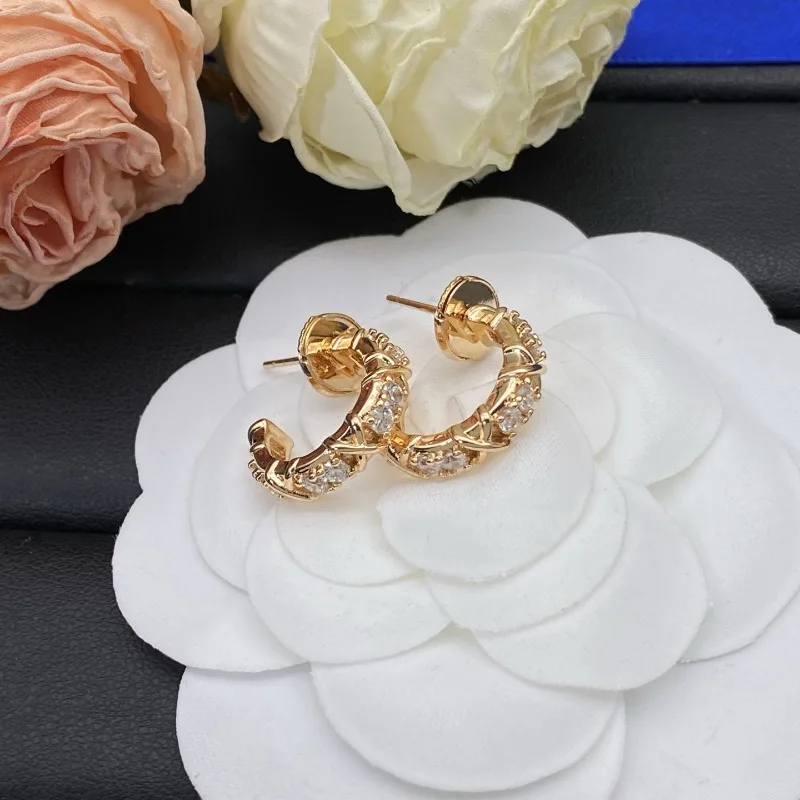 

Новые серьги-гвоздики для дома, премиум-класса, в стиле Benchmarking, с буквами, женские, высококачественные, с серебряными штифтами Seiko