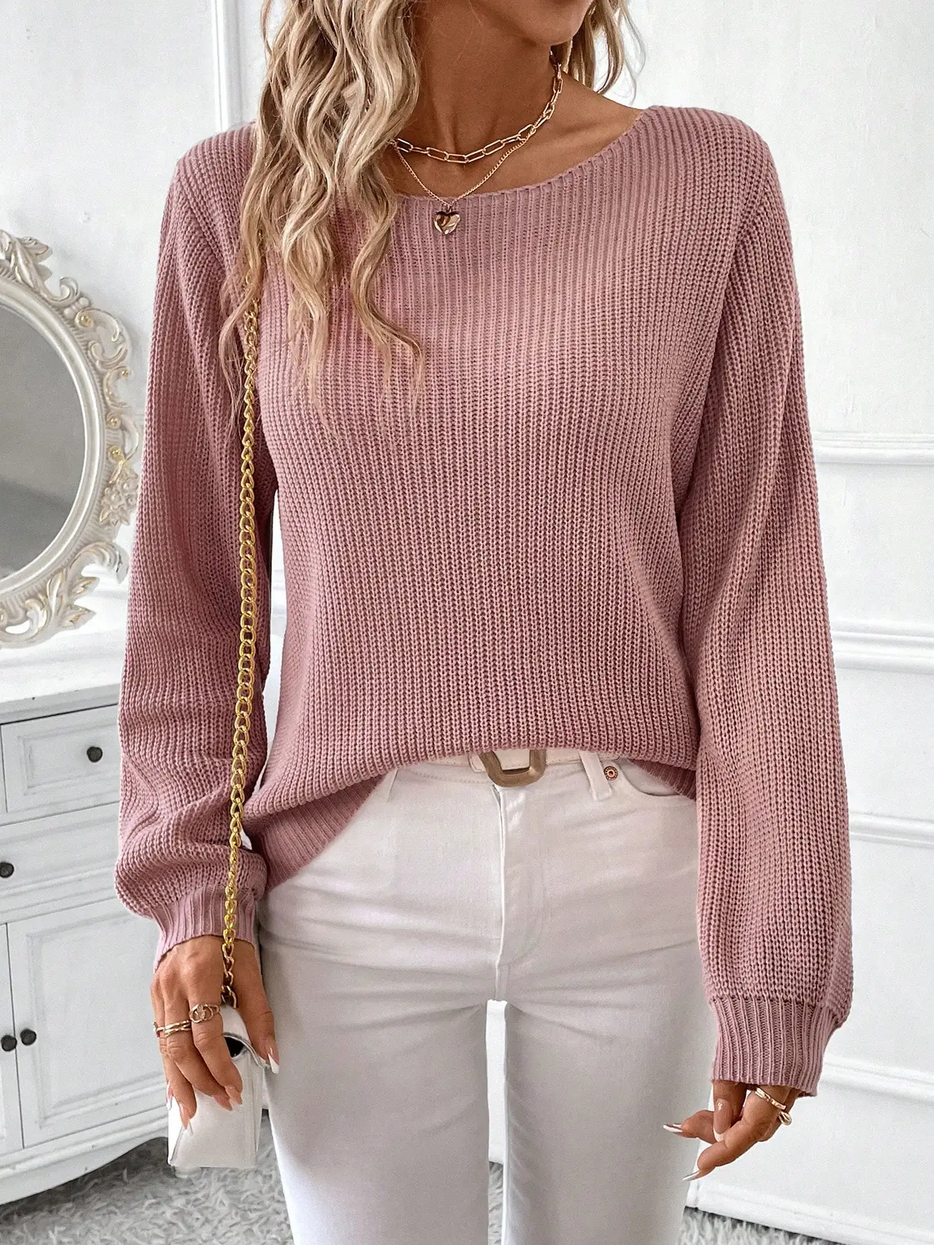 Różowy sweter damski z dzianiny z koronkowym tyłem i krzyżującymi się ramiączkami, elegancki i swobodny na święta, imprezy, do pracy.