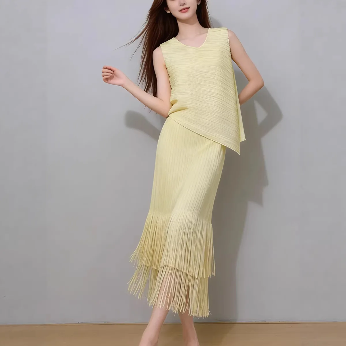 Miyake paired a complete set of a sophisticated, minimalist two-piece summer set featuring a sleeveless T-shirt and tassel skirt