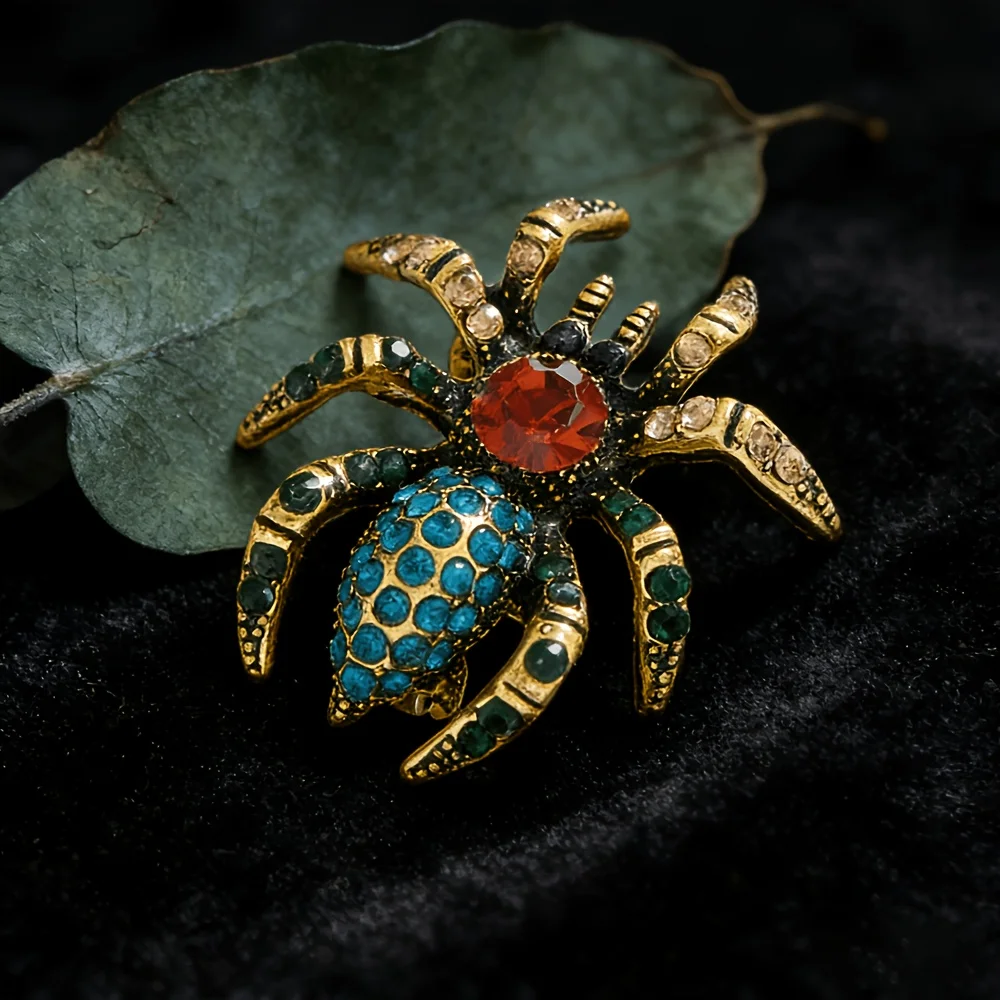 Retro spider brooch with gradient rhinestones& two-tone outline.Pin it on leather,denim or dark wear—mysterious,rebellious, bold