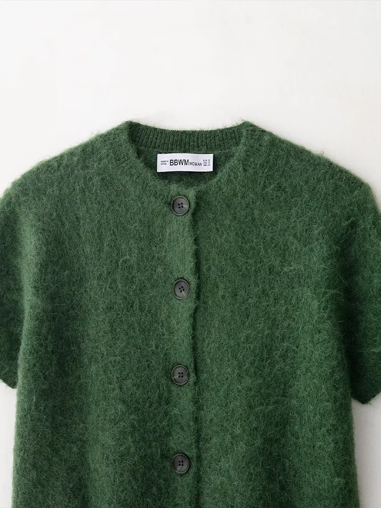 Europejski i amerykański styl, nowości na jesień 2025, odzież damska, dopasowana dzianinowa kurtka z okrągłym dekoltem, zapinana na guziki, z krótkim rękawem.