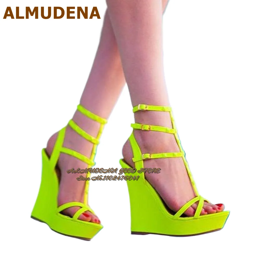 ALMUDENA Sandali con plateau con zeppa giallo neon Sandali con plateau con cinturino incrociato Scarpe eleganti con borchie Décolleté da banchetto con fibbia a punta aperta