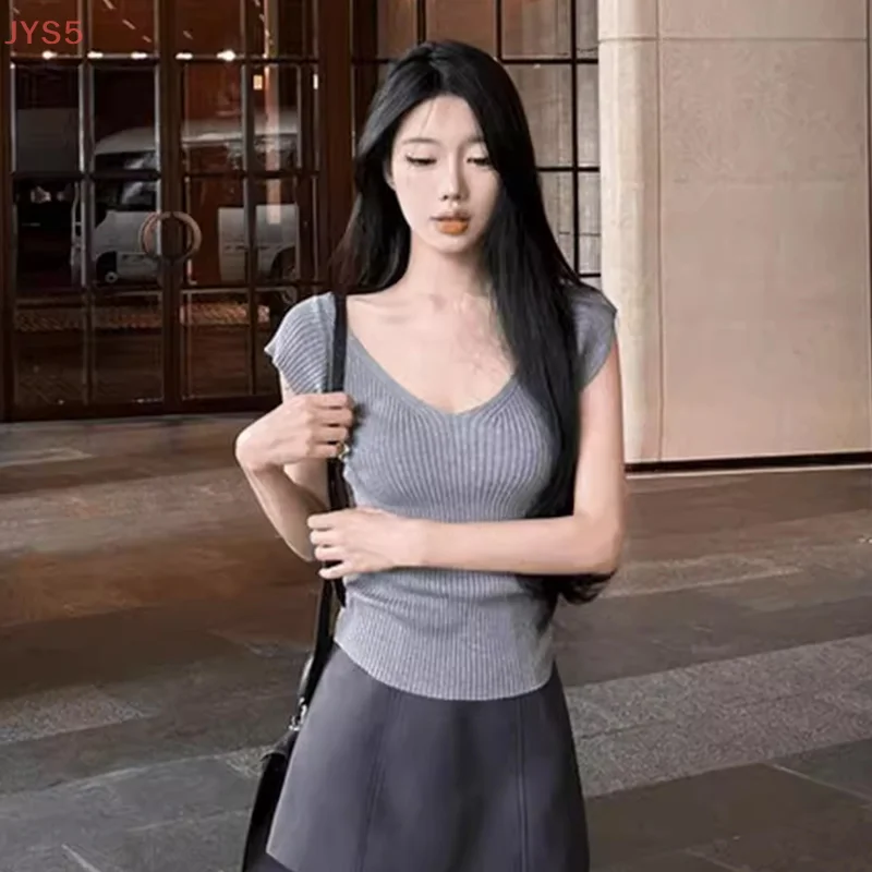 Damska dopasowana koszulka z dekoltem w serek, elastyczna, modna, codzienna, dzianinowa, w jednolitym kolorze.