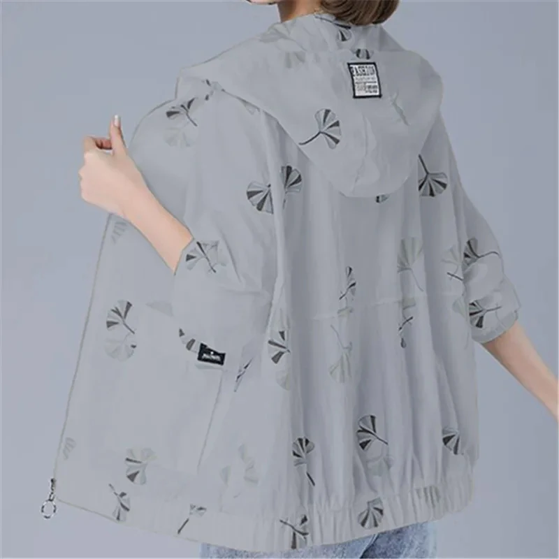 女性のプリント日焼け止め服 2025 新しいルーズフード付き UV 保護夏長袖通気性薄い日焼け止め服