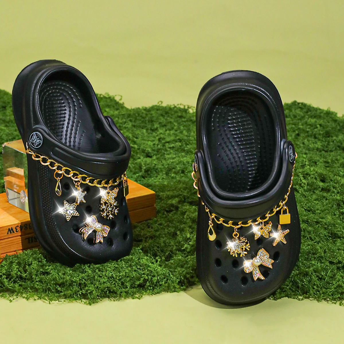 Kinder Slip-On Clogs und Pantoletten - Atmungsaktive, Wasserdichte EVA-Gartenschuhe mit Dekorativer Kette für Strand und Alltag 168 – Detail 1